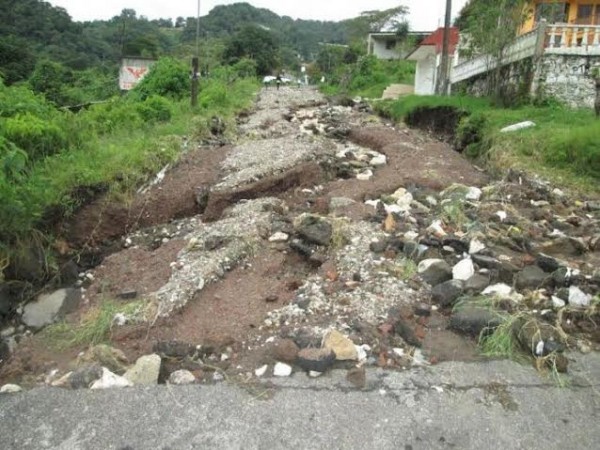 El material suelto de la obra libramiento es arrastrado por la corriente pluvial, ocasionando deslaves e inundaciones y daños graves viviendas, cultivos principalmente