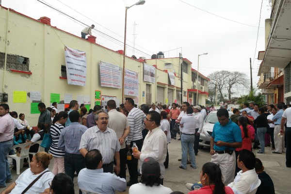 Cientos participan en la protesta/Plumas Libres