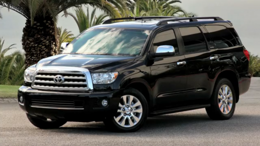 Toyota Sequoia como la que tiene Sara Ladrón de Guevara desde octubre de 2004 y cuyo precio es superior al medio millón de pesos