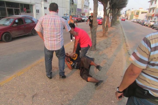 Ante la ineficiencia de autoridades de seguridad, ciudadanos detienen a ladrones/ Foto Plumas Libres 