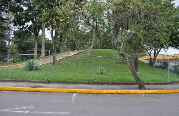Uno de los montículos de tierra de la zona arqueológica quedó atrapado en el parque ubicado a un costado dentro de la ciudad/Plumas Libres