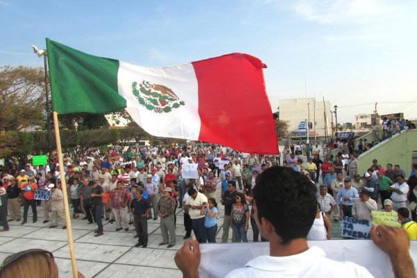 Obreros disidentes del sindicato charro que representa Carlos Romero Deschamps protestaron por la privatización de Pemex a 77 de la Promulgación de la Expropiación Petrolera