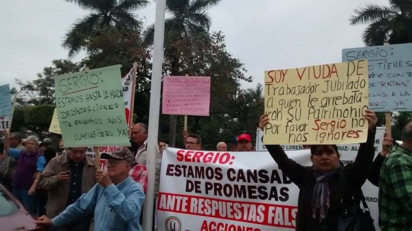 Los jubilados petroleros salieron a las calles nuevamente para exigir respuestas a líder sindical que ahora es alcalde de Poza Rica/Plumas Libres