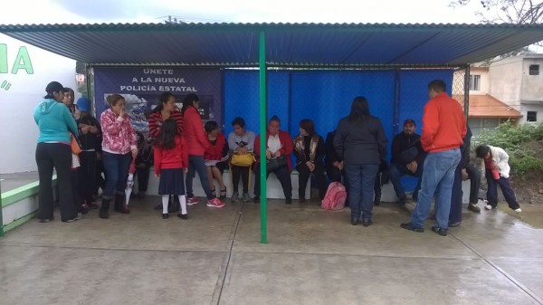 El personal docente eperaron un rato y luego se retiró/Plumas Libres