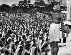 Gandhi lidera la marcha de la sal, en protesta por la acción de los ingleses