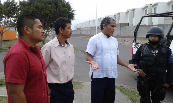 Muy molestos los ciudadanos reclamaron a la policia de Arturo Bermudez, por qué llegaron hora y media después del reporte de ayuda/ Foto Plumas Libres