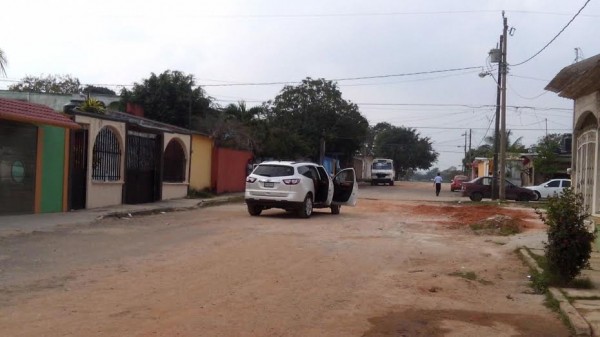 La camioneta Chevrolet tipo Traverse de color blanco perla con placas de circulación YKK-64-01, quedó abandonada con el motor encendido/ Foto Plumas Libres