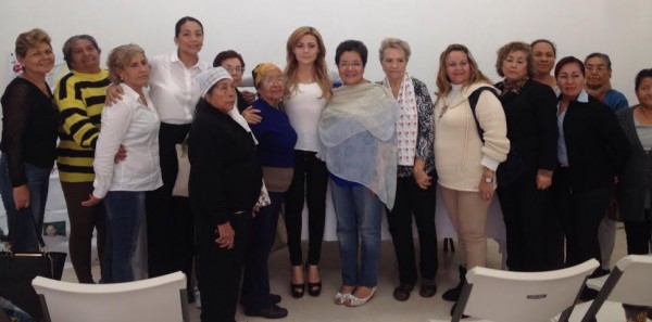 Un nutrido grupo de mujeres acompañó a Maria Josefina Gamboa Torales a conferencia