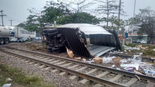 Así quedó el trailer Liverpool tras el impacto con tren/ Foto Plumas Libres