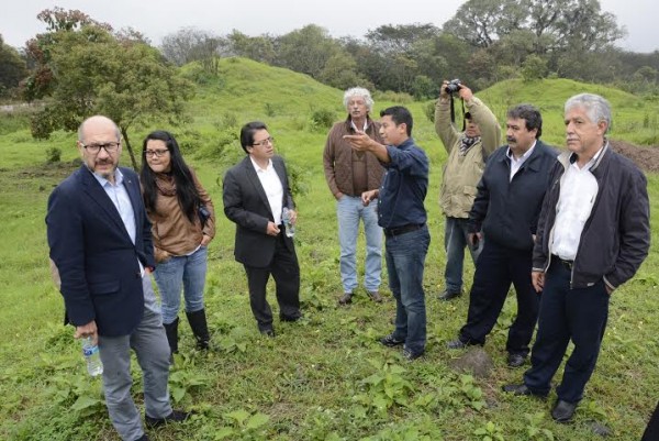 Las autoridades del municipio de Córdoba, del INAH y de la UV, en visita a la zona arqueológica que buscará rehabilitarse para atracción turistica