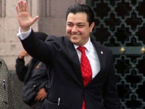 Américo Zúñiga pasea mucho por Europa, pero no da resultados aún en Xalapa