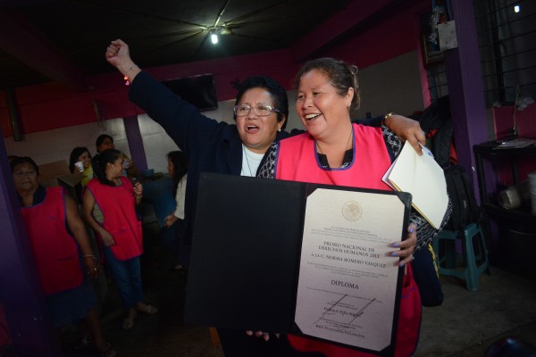 Las Patronas al recibir el premio Nacional de Derechos Humanos en 2013/Fotover