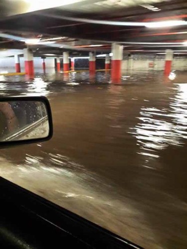 Las lluvias inundaron el estacionamiento de Plaza Animas/Fotover