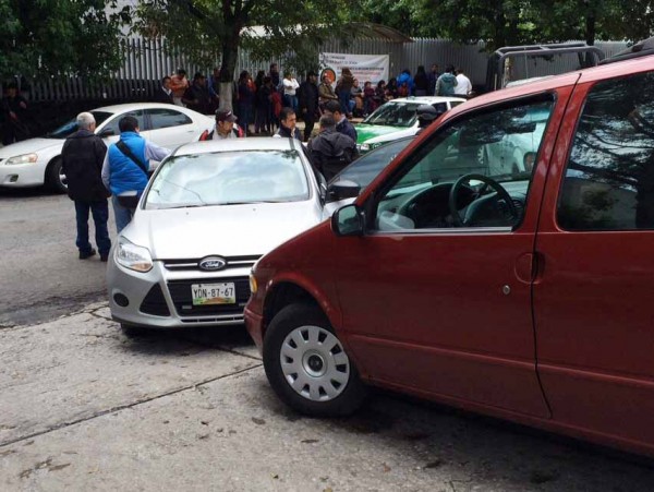 Al lugar llegaron policías ministeriales para presionar a los trabajadores dejar entrar vehículos al edificio/Fotover
