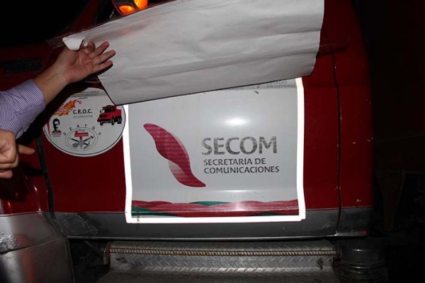 Le pegaron una cartulina para que no se viera el logo/Plumas libres