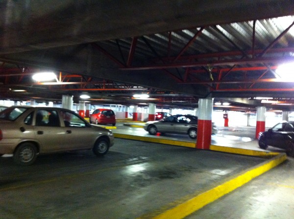 El estacionamiento de Plaza Animas parece una ratonera pues no cuenta con salidas de emergencia en caso de una emergencia además de que se gotea cuando llueve. Aún así cobrará el ingreso a los vehículos/Plumas Libres