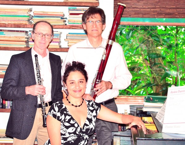 Isabel LadroÌ-n de Guevara, Donald Callahan y Rex Gulson  OK