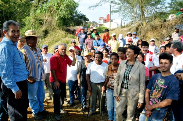 La diputada Minerva Salcedo Baca y el dirigente estatal de Antorcha Campesina el predio invadido a un costado de las Villas Olímpicas, el 22 de enero 2015/