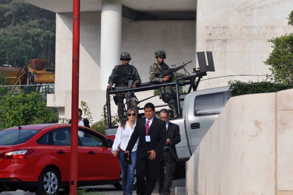 La Fiscalía fue duramente resguardada por elemento del Ejército Mexicano por la presencia del la procuradora de Justicia Arely Gómez/Fotover