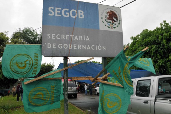 Mientras tanto la Unión Nacional de Trabajadores Agrícolas (UNTA) en compañía de delegados de diferentes municipios de Veracruz, mantienen una manifestación en las oficinas de la delegación federal de la Secretaria de Gobernación, para exigir que esta secretaria intervenga como parte de sus funciones y que dé seguimiento a los acuerdos firmados con varias dependencias federales desde hace cuatro años/Fotover
