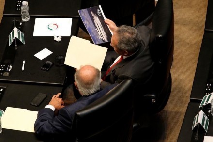Mientras discuten ley anticorrupción, Romero Deschamps ojea catálogo de yates. Foto Reforma.