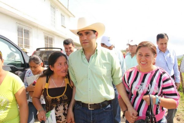 Con hartazgo y molestia Adolfo Mota ya no sabía como quitarse a las líderes de encima
