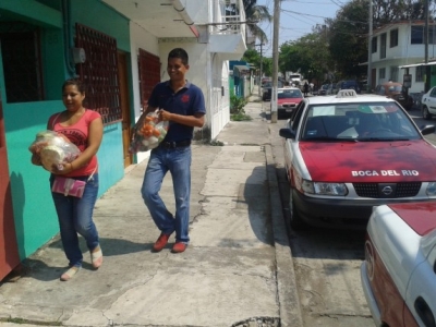 Las bolsas con verduras que reparte el PRI llegaron a Boca del Río para pedir voto a favor de Carolina Gudiño/ Foto Horacio Zamora
