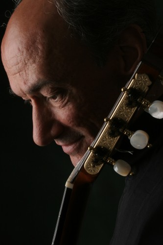 Los pases de cortesía para el concierto de Roberto Aussel que cierra el 9º Encuentro Internacional de Guitarra, Xalapa 2015, están disponibles en la Facultad de Música
