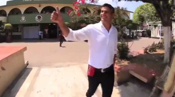 Spot donde el priista utiliza la canción/Plumas Libres