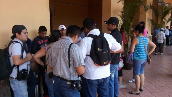 Los policías en el Palacio Municipal de Coatepec esta mañana/Foto: Plumas Libres
