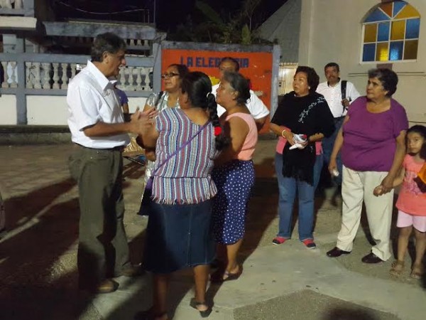 Rafael García Bringas prometiendo falsedades que no cumplirá si llega de diputado/ Foto Plumas Libres