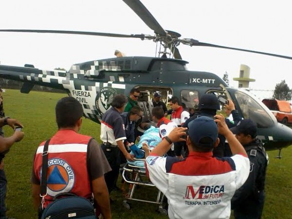 Fue necesario el apoyo de un helicóptero de la Fuerza Civil para rescatar al policia que fue atacado por la delincuencia organizada/ Foto Plumas Libres