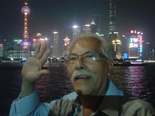El actor Felipe Casanova en China/Plumas Libres