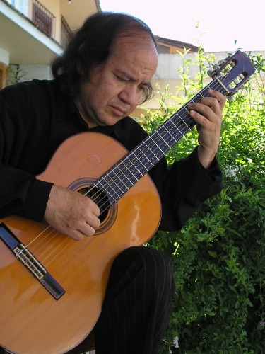 Desde 1968, cuando ganó el primer lugar en el Concurso Internacional de Guitarra de París, organizado por la Radio y Televisión Francesa, el guitarrista se ha presentado en las salas de concierto más prestigiosas de todo el mundo