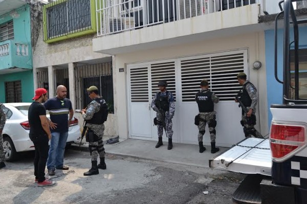 "Podrían ser los próximos", le dijo el naval a reporteros que cubrían el robo en la Formando Hogar/ Foto Plumas Libres
