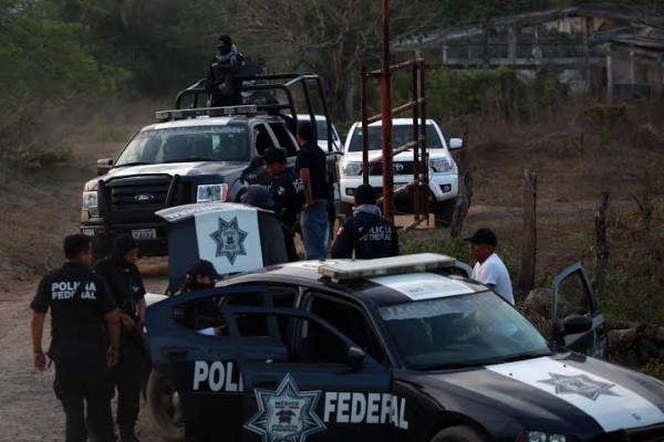 Siempre sí, la PGR encontró una fosa clandestina con los primeros 5 cadáveres en San Julián, puerto de Veracruz/ Foto Plumas Libres