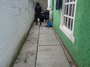 Luego de asesinarla, abandonaron su cuerpo a medio patio