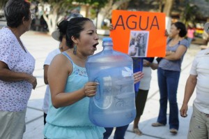 Ciudadanos reclaman a candidato del PRI Rafael García falta de agua en Coatzacoalcos