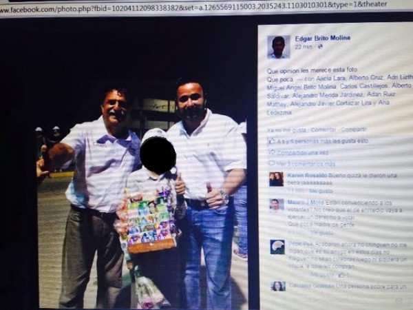 En aras de que voten por él, Rafael García Bringas pretende hacerse popular retratándose hasta con niños que no sufragan/ Imagen de Facebook