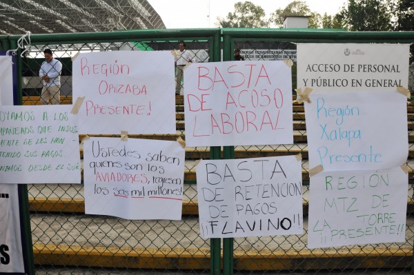 El grupo de profesores, algunos de Martínez de la Torre colocaron pancartas en la entrada de la SEV/Fotover