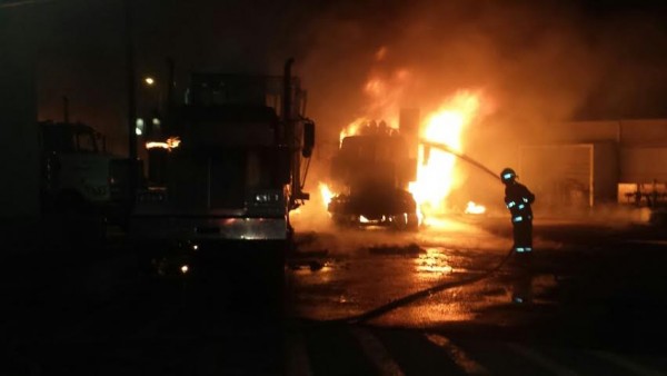 Los delincuentes se dieron el lujo de entrar a la zona industrial Bruno Pagliai y quemar los tractocamiones/ Foto Plumas Libres