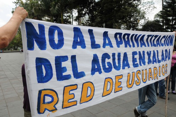 Ciudadanos protestan por intenciones de Xalapa de privatizar manejo del agua/ FOTOVER