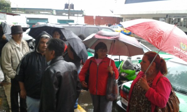 Bajo la lluvia protestaron afuera de las oficinas de Tránsito del Estado/Plumas Libres