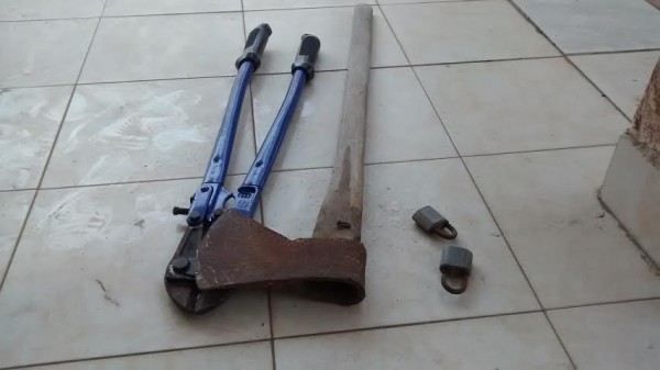Los ladrones le dejaron hasta el hacha y pinzas con las que entraron y no se llevaron nada/ F. Plumas Libres