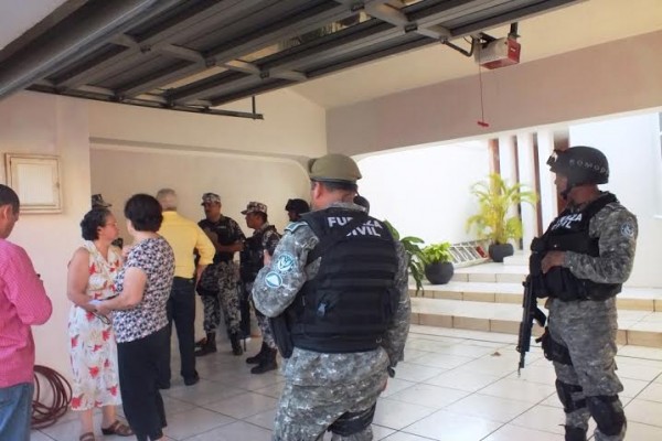 A Lorenzo Hermida Mayans le dieron un susto de los que a diario pasan cientos de ciudadanos en Veracruz. Machetazo a caballo de espadas/ Foto Plumas Libres