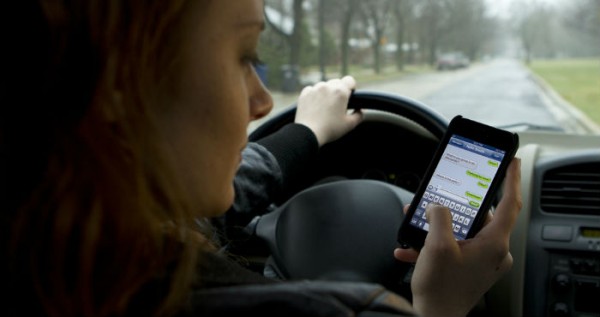 El uso de celulares tuvo que ver en 40 % de los accidentes viales ocurridos en México en 2014. Foto: Shutterstock