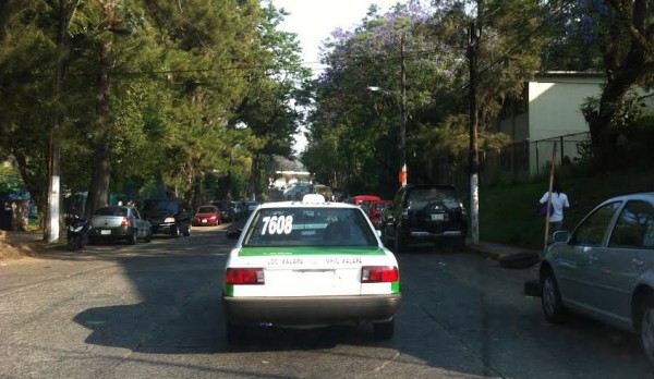Taxi nuevo con número económico 7608/Plumas Libres