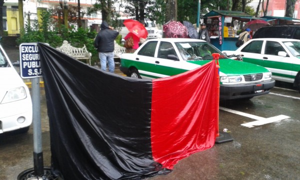 Los manifestantes colocaron un bandera roji-negra/Foto: Francisco de Luna