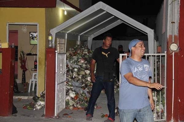 Los ocupantes del trailer bajaban despensas con verduras en la casa de a colonia Venustiano Carranza/Plumas Libres