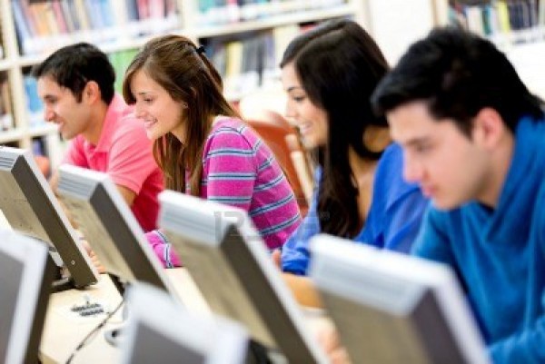 14231724-grupo-de-jovenes-que-estudian-en-la-biblioteca-el-uso-de-computadoras